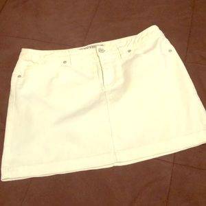 White jean skirt (good condition)